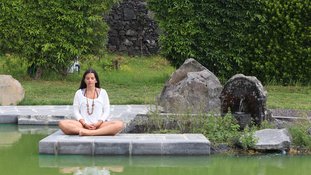 2 Jardinagem Terapeutica_A nossa ecoterapeuta a meditar no jardim.JPG